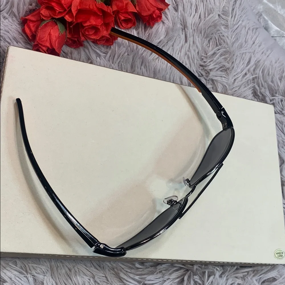 🌹Retro Sleek Black Aviator Sunglasses with Dark Smoke Lenses